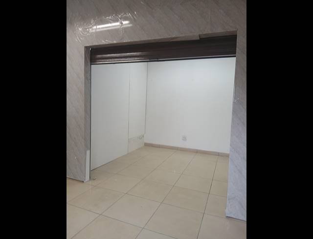 95M² BUSINESS TO LET IN ZINNIAVILLE